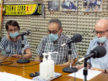 Lidia Ledesma, José Luis Valencia y Enrique Picayo frente a los micrófonos de Radio Gurugú.