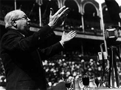 Manuel Azaña, en un mitin en la plaza de toros de Las Ventas.