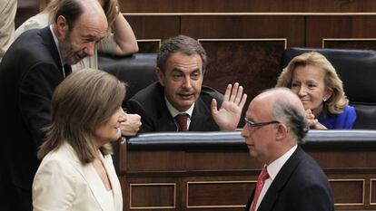 Pleno del 2 de septiembre de 2011 en el que se aprobó la reforma de la Constitución sobre la deuda con el entonces presidente Rodríguez Zapatero (en el centro); Rubalcaba y Báñez a su derecha y Montoro y Báñez a su izquierda.