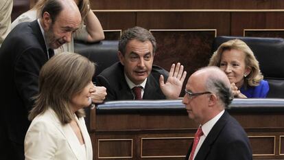 Pleno del 2 de septiembre de 2011 en el que se aprobó la reforma de la Constitución sobre la deuda con el entonces presidente Rodríguez Zapatero (en el centro); Rubalcaba y Báñez a su derecha y Montoro y Báñez a su izquierda.