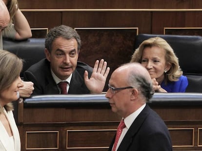 Pleno del 2 de septiembre de 2011 en el que se aprobó la reforma de la Constitución sobre la deuda con el entonces presidente Rodríguez Zapatero (en el centro); Rubalcaba y Báñez a su derecha y Montoro y Báñez a su izquierda.
