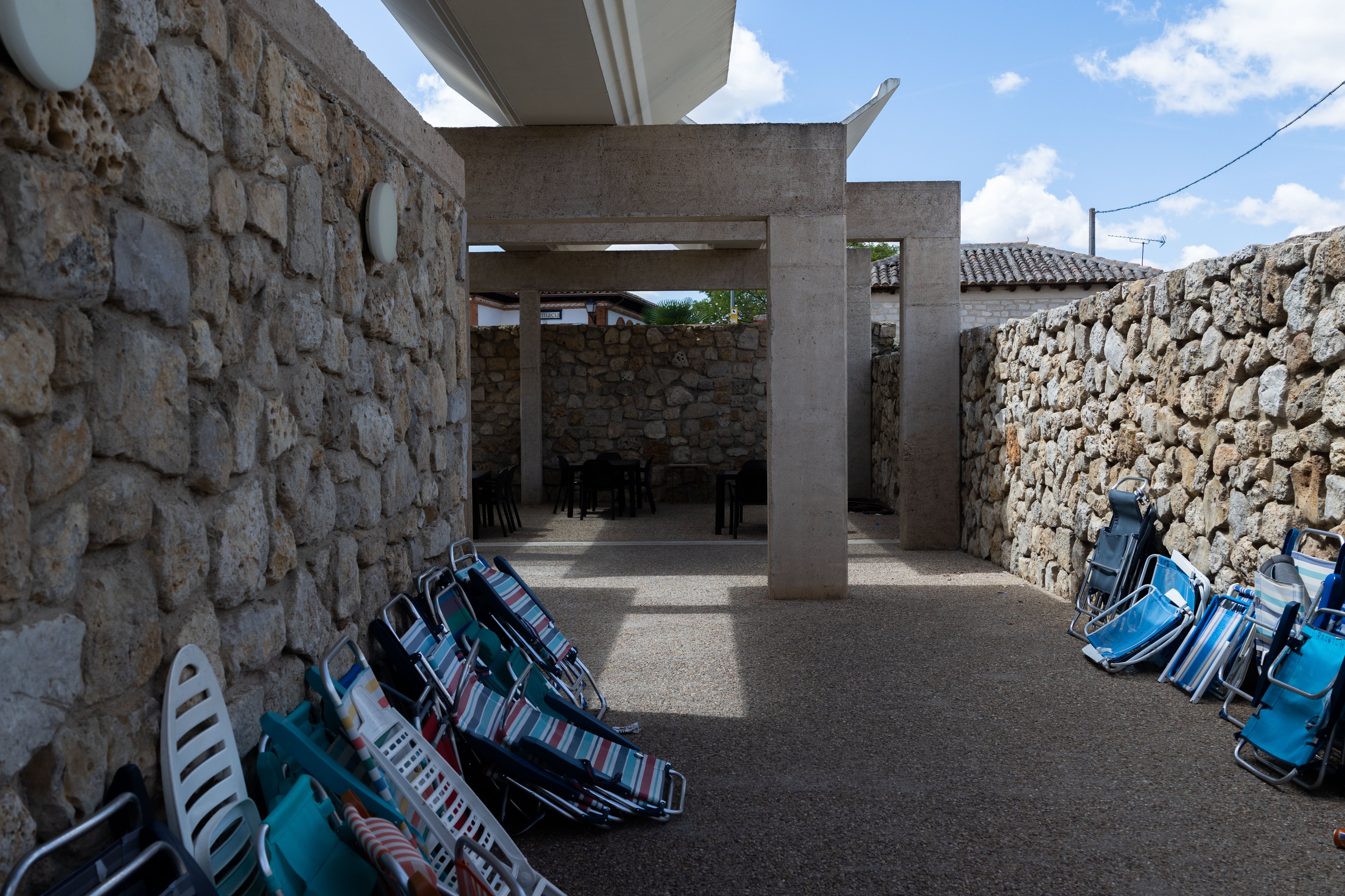 Sillas apiladas en la piscina municipal de Castromonte (Vallaolid).