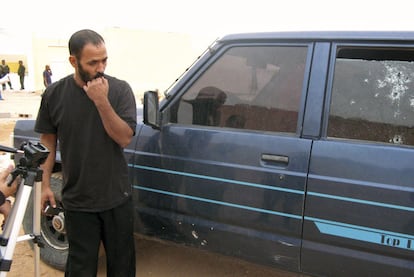 El médico saharaui Hamudi Mojtar, que intentó repeler el asalto, ante un coche tiroteado.