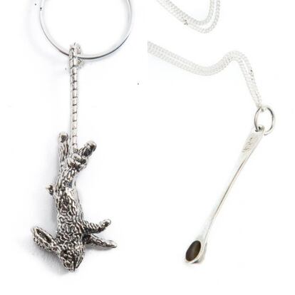 Dos de los accesorios más llamativos de la colección de Enfants Riches Déprimés: el pendiente del que cuelga un conejo y la cucharilla de plata que recuerda a las que usan algunos drogadictos. 