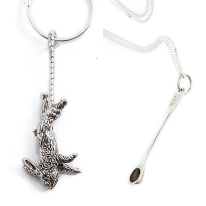 Dos de los accesorios más llamativos de la colección de Enfants Riches Déprimés: el pendiente del que cuelga un conejo y la cucharilla de plata que recuerda a las que usan algunos drogadictos.