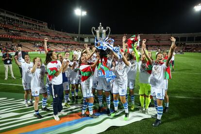 Las jugadoras de la Real Sociedad celebran la victoria con la afición.