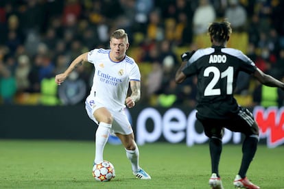 Kroos, defendido por Addo durante el Sheriff-Real Madrid de este miércoles en Champions.