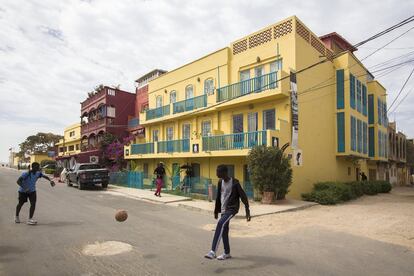 Este edificio del sur fue restaurado en 2018 por Amadou Diaw, principal mecenas de la ciudad. Ha instalado en su parte baja una galería de arte con obras de Ousmane Sow, entre otros y que forma parte del Museo de la Foto (Mupho). En el interior se pueden encontrar varias tiendas y apartamentos para alquilar. 

