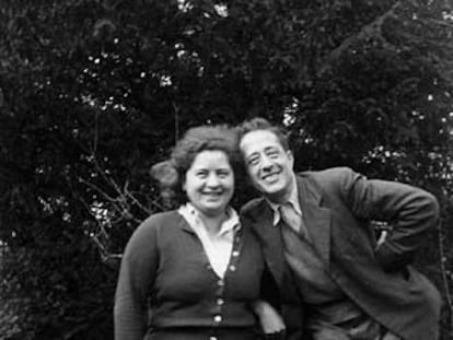 Arturo Barea, con su esposa.
