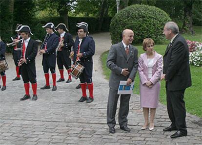 Elorza, la portavoz del Gobierno, Miren Azkarate, y Txabarri conversan en un momento del acto de ayer.