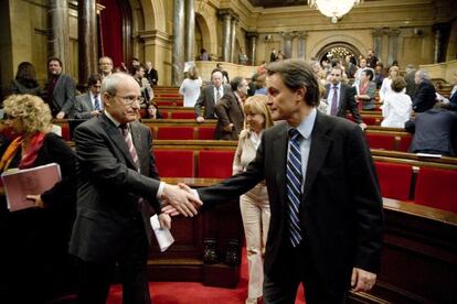 José Montilla y Artur Mas se saludan tras un pleno del Parlament, en una foto de archivo.