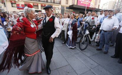 Participantes en la propuesta Zarzuela en bicicleta, ayer en la plaza de Callao. 