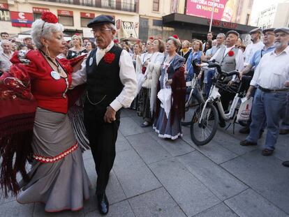 Participantes en la propuesta Zarzuela en bicicleta, ayer en la plaza de Callao.