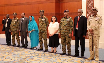 Miembros del Consejo de Soberano de Sudán posan este miércoles en Jartum.