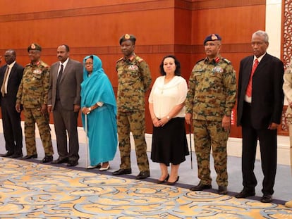Miembros del Consejo de Soberano de Sudán posan este miércoles en Jartum.
