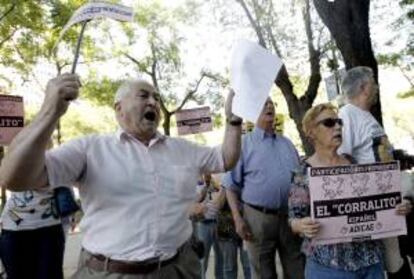 Varias personas gritan consignas ante la sede de la Caixa en Madrid durante una concentración contra la comercialización irregular de participaciones preferentes. EFE/Archivo