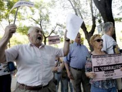 Varias personas gritan consignas ante la sede de la Caixa en Madrid durante una concentración contra la comercialización irregular de participaciones preferentes. EFE/Archivo