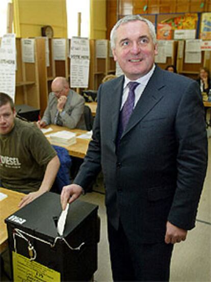 El primer ministro irlándés, Bertie Ahern, vota en un colegio electoral de Dublín.