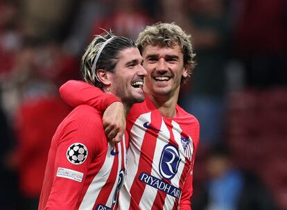 De Paul y Griezmann celebran la victoria sobre el Borussia Dortmund.