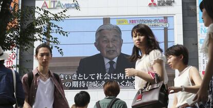 Una pantalla gigante en Tokio muestra el discurso de Akihito.