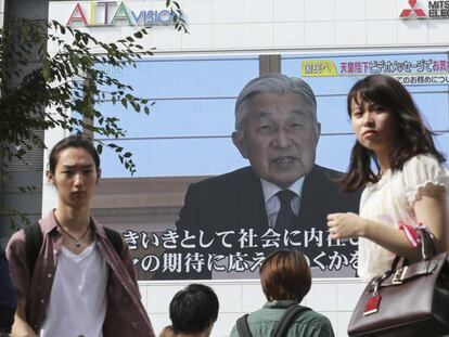 Una pantalla gigante en Tokio muestra el discurso de Akihito.
