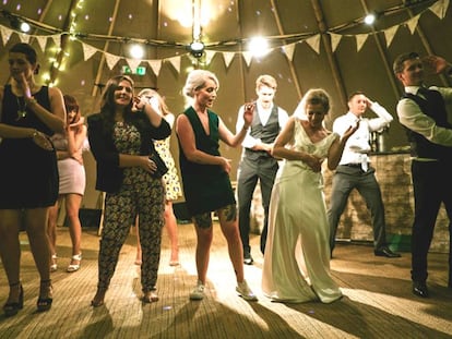 Novios e invitados bailando en una boda.