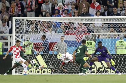 Nigeria Oghenekaro Etebo, segundo por la izquierda, anaota en propia puerta.