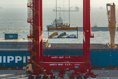 Carga de coches para su exportación desde el puerto de Taicang (Sozhou, China). 