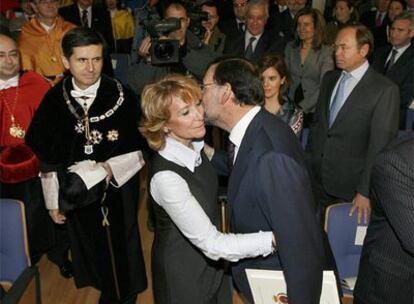 Esperanza Aguirre y Mariano Rajoy , en la investidura de Rodrigo Rato como doctor <i>honoris causa</i> de la Universidad Rey Juan Carlos.