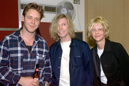 Meg Ryan con Russell Crowe (con quien tuvo una relación) y con David Bowie en una imagen de 2000.