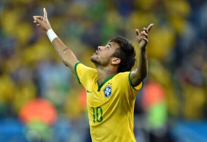 Neymar comemora o primeiro gol no Itaquerão.