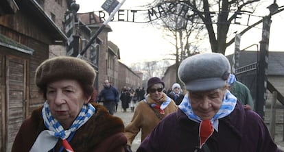 Sobreviventes no campo de exterminio de Auschwitz.