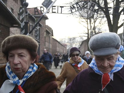 Sobreviventes no campo de exterminio de Auschwitz.