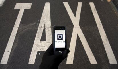 Pantalla de un teléfono móvil con el logotipo de Uber.