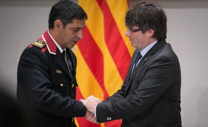 Puigdemont saluda a Trapero tras su nombramiento como Mayor.