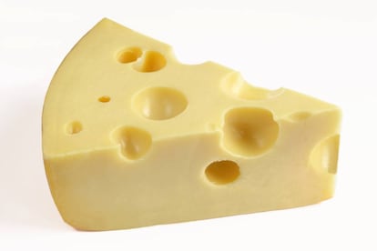 Aparte de los famosos gruyère y gouda, esta categoría cuenta con quesos tan especiales como el idiazabal, el majorero o el murcia al vino. </br>****<b>Auchan de oveja de leche cruda en aceite</b>, 13,99€/kilo. "Bajo la marca blanca Auchan y con una extraordinaria relación calidad-precio, se esconde esta interesante joya quesera elaborada en la Finca Cuarto Perea, en Villarrobledo (Albacete). </br>****(*)<b>García Baquero. La Cava Barus</b>, 15,95€/kilo. "Se elabora con una mezcla de leches termizadas, es decir, que no son crudas ni pasteurizadas". El resultado es "un queso con una notable complejidad de aromas, entre los que cuentan los lácticos, los afrutados, las nueces y los hongos". </br>***(*)<b>Appenzeller Switzerland Classic</b>, 24,75€/kilo. "Hecho con leche termizada de vacas de los Alpes, incluye una combinación de hierbas locales cuya receta no conocen más que un par de personas de cada quesería. En boca es mantecoso, intenso, astringente y con un punto picante".