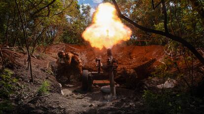 Militares de la 93ª Brigada Mecanizada de Ucrania disparan un mortero pesado francés MO-120-RT contra las fuerzas rusas en el frente, cerca de la ciudad de Bajmut, en la región ucrania de Donetsk, el 22 de mayo de 2024. 