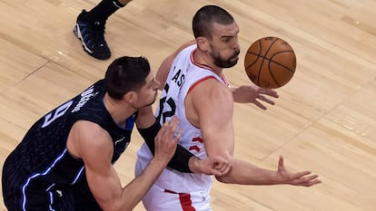 Marc Gasol, defendido por Vucevic.