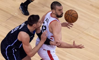 Marc Gasol, defendido por Vucevic.