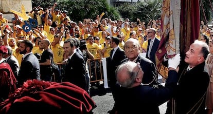 Un momento de la tradicional procesi&oacute;n con la senyera, ayer, en Valencia.