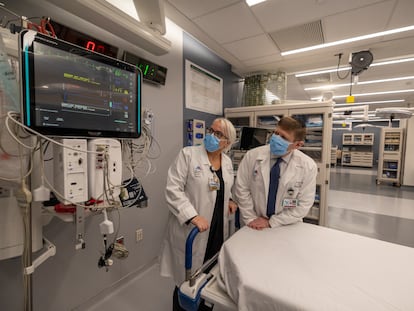 Médicos trabajan en el departamento de emergencias, de la nueva Unidad de Traumatología del hospital Monte Sinaí, en Nueva York.