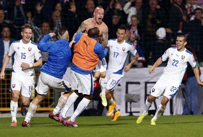 Stoch celebra junto a sus compañeros el segundo gol ante España