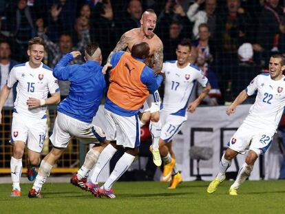 Stoch celebra amb els seus companys el segon gol contra Espanya.