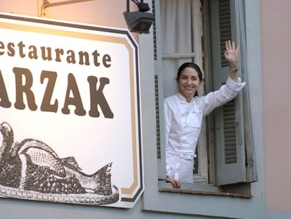 Elena Arzak saludando desde la ventana del restaurante familiar en San Sebastián.