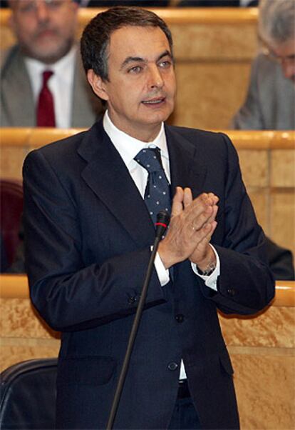 El presidente del Gobierno, José Luis Rodríguez Zapatero, en la sesión de control celebrada hoy en el Senado.
