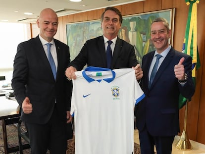 Jair Bolsonaro, acompañado del presidente de la FIFA, Gianni Infantino, y el de la Federación Brasileña de Fútbol, Rogério Caboclo, en 2019.