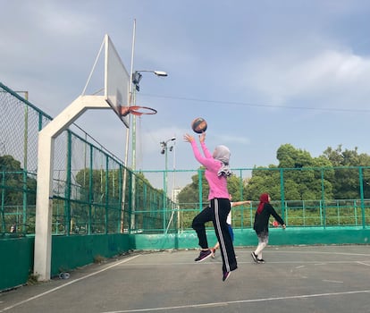 Dos jugadoras del equipo de baloncesto libanés infantil de Shatila entrenan en Beirut. Imagen cedida, tomada en mayo de 2022.