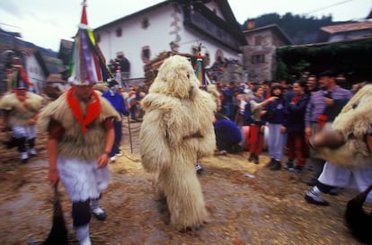 El oso (hartza) y los joaldunak recorrerán el 28 y el 29 de enero las localidades de Zubieta e Ituren.