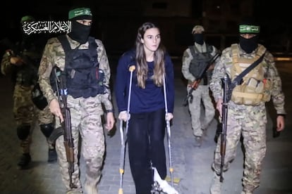 Maya Regev, acompañada de miembros de Hamás durante su liberación, el domingo.