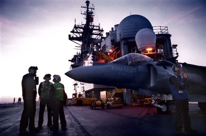 Un Harrier, parado en cubierta a la espera de reponer combustible antes de volver a despegar.